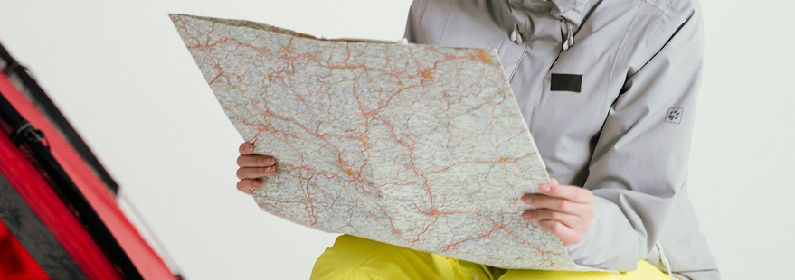 Personne qui lit une carte