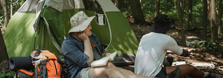 Personnes en voyage qui campent