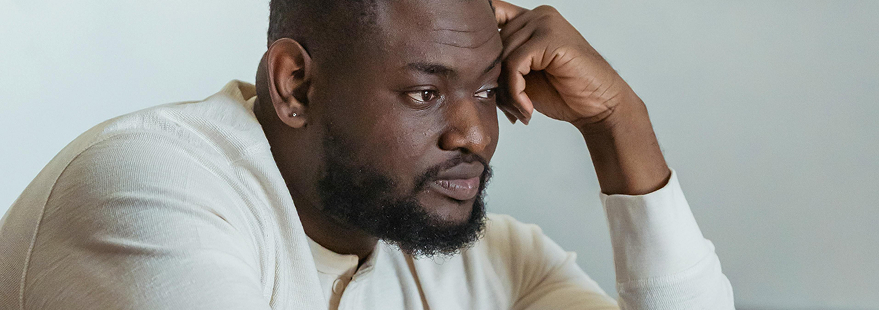 Personne qui lit et réfléchit